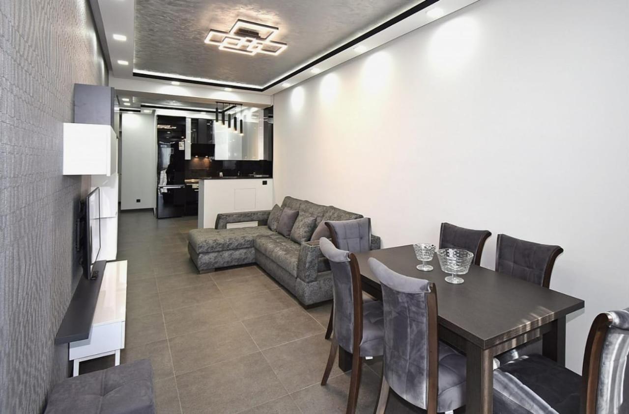 Luxuary 2Bedroom 2 Bathroom Apartment With Jacuzzi Yerevan Exterior photo