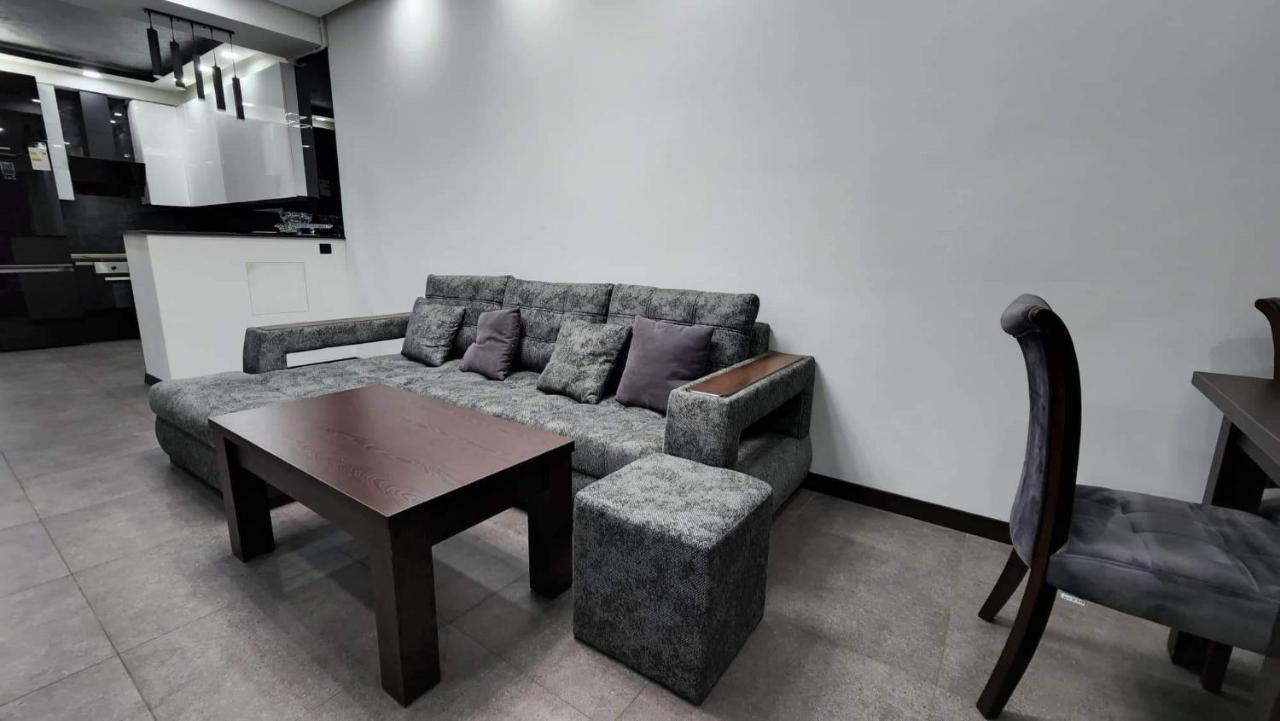 Luxuary 2Bedroom 2 Bathroom Apartment With Jacuzzi Yerevan Exterior photo