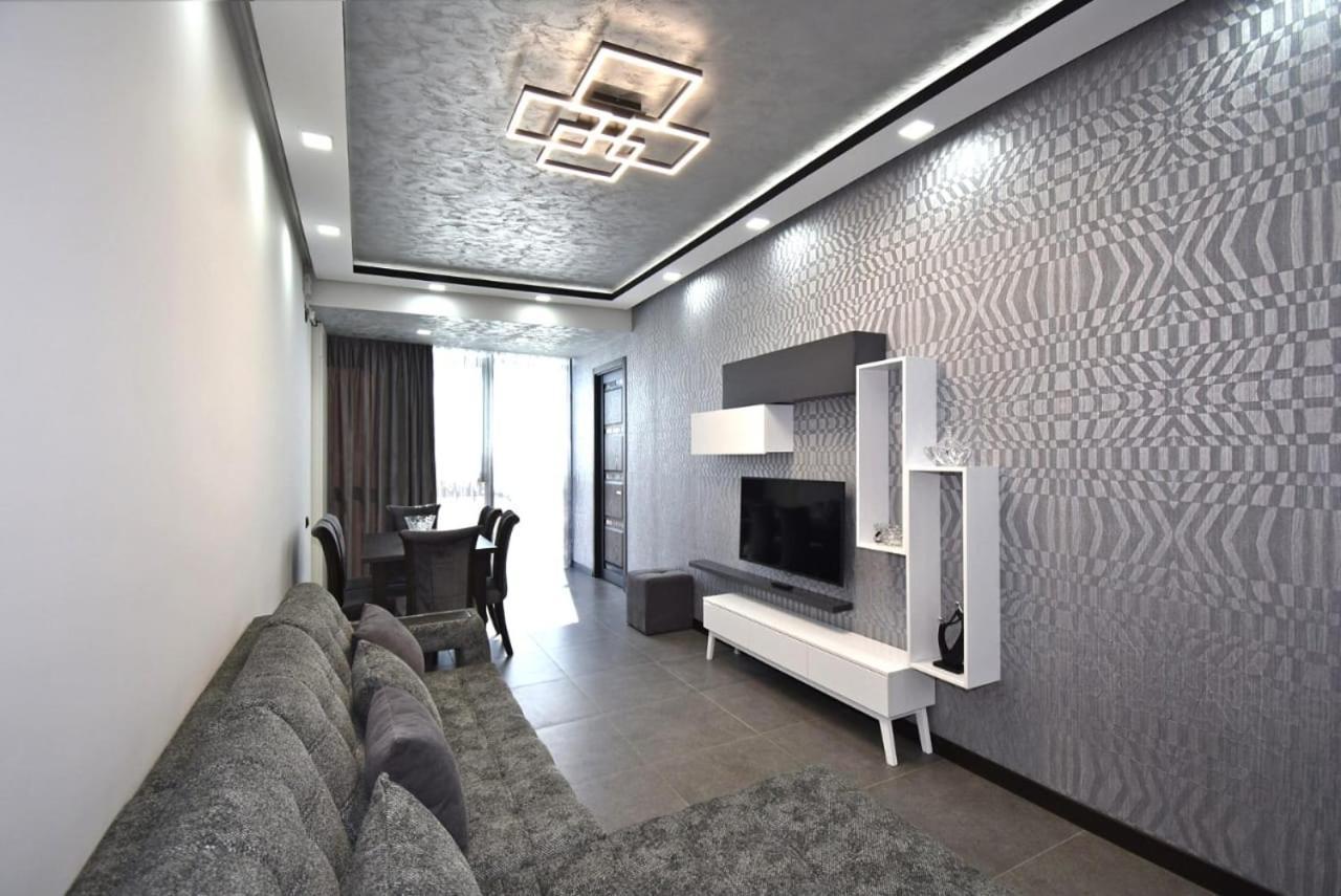 Luxuary 2Bedroom 2 Bathroom Apartment With Jacuzzi Yerevan Exterior photo
