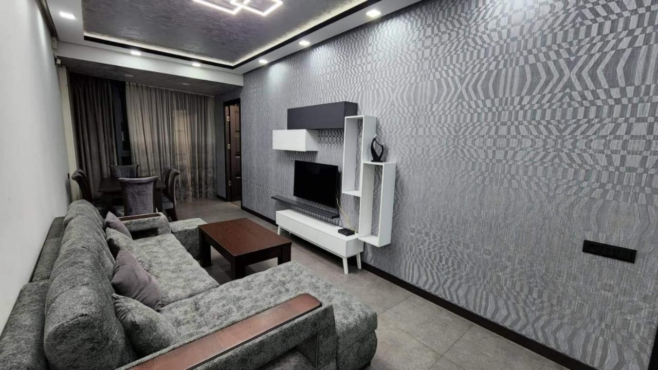 Luxuary 2Bedroom 2 Bathroom Apartment With Jacuzzi Yerevan Exterior photo